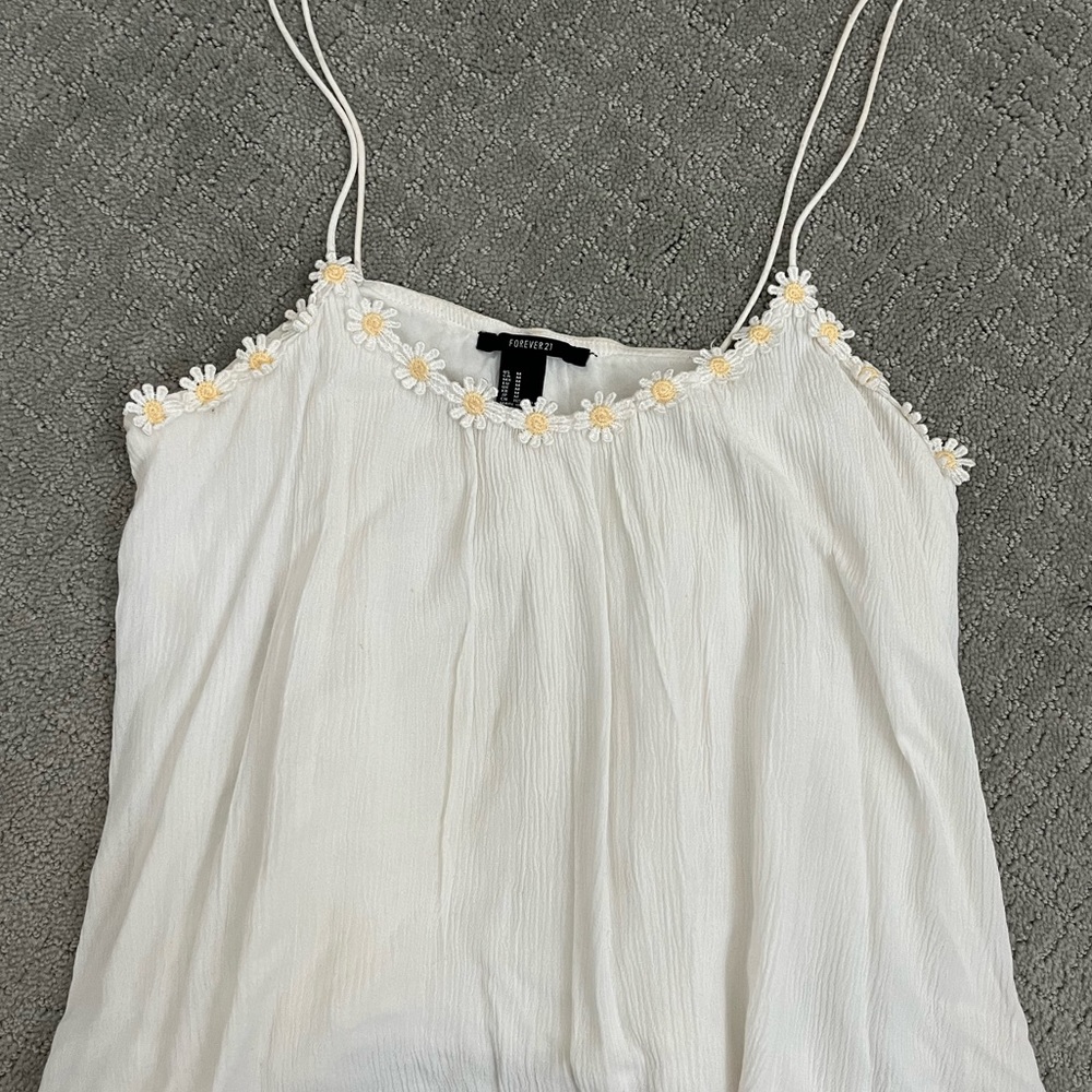 🚨F21 White Dainty Daisy Cami